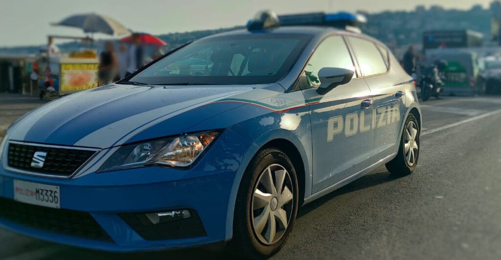 Folle fuga in scooter a Foria: travolge i tavolini di un ristorante e un poliziotto. Arrestato 59enne...