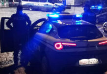 Terrore in Via Nuova Marina: rapina con spray urticante, 17enne arrestato dopo una violenta colluttazione con gli agenti
