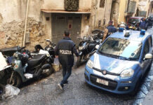 Tenta il “cavallo di ritorno”, poi la fuga folle: sperona la volante e aggredisce gli agenti. Arrestato.