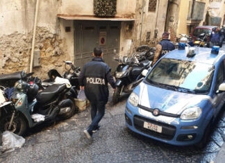 Tenta il “cavallo di ritorno”, poi la fuga folle: sperona la volante e aggredisce gli agenti. Arrestato.