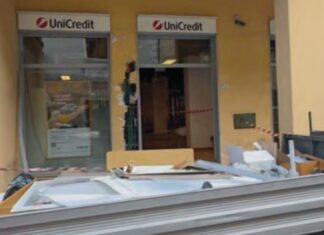 Assalto notturno alla filiale Unicredit di Marcianise: ingenti sia il bottino che i danni alla struttura Filiale Unicredit a Marcianise