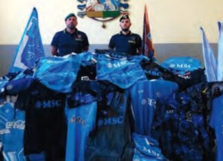 Gadget contraffatti, la camorra mette le mani sul business del Centenario del Napoli Gadget contraffatti del Napoli