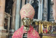 Ruba la mitra di San Gennaro al Duomo: preso 43enne. Fondamentale l’intervento del custode La statua di San Gennaro al Duomo di Napoli