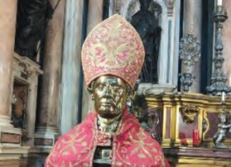 Ruba la mitra di San Gennaro al Duomo: preso 43enne. Fondamentale l’intervento del custode La statua di San Gennaro al Duomo di Napoli