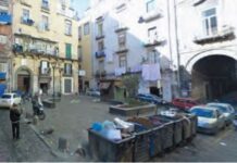 Guerra per lo spaccio nei vicoli di Forcella: ‘stesa’ nella piazzetta La ‘stesa’ in piazza Sedil Capuano a Forcella