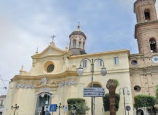 Stesa in piazza Santo Stefano a Melito: scontri tra baby gang in centro Piazza Santo Stefano a Melito
