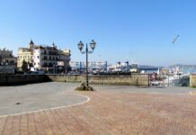 Pozzuoli, bottigliate dal ‘branco’ contro i passanti: notte di follia tra Piazza a Mare e il lungomare Piazza a Mare di Pozzuoli