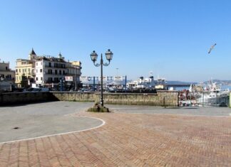 Pozzuoli, bottigliate dal ‘branco’ contro i passanti: notte di follia tra Piazza a Mare e il lungomare Piazza a Mare di Pozzuoli