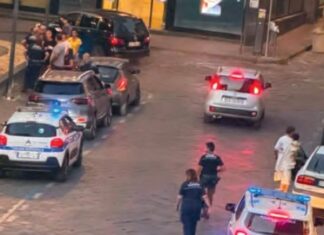 Rissa davanti a famiglie e negozianti ad Aversa. De Michele e Carratù: “Basta passerelle, la città ha paura” Rissa ad Aversa