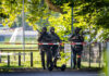 Tragedia al rave di Aarau, caccia al killer di Maria Spinelli. Un’ombra in fuga verso la Germania Armed police officers patrol near the Schachen horse racing track in Aarau following a shooting during a rave event near Aarau, Switzerland, Sunday, Aug. 30, 2026. (Michael Buholzer/Keystone via AP)