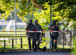 Tragedia al rave di Aarau, caccia al killer di Maria Spinelli. Un’ombra in fuga verso la Germania Armed police officers patrol near the Schachen horse racing track in Aarau following a shooting during a rave event near Aarau, Switzerland, Sunday, Aug. 30, 2026. (Michael Buholzer/Keystone via AP)