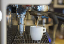 Casalesi, l’affare è servito in tazzina. Il pentito: “Caffè ancora imposto ai bar” Tazzina di caffè (foto LaPresse)