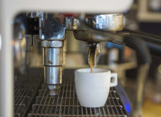 Casalesi, l’affare è servito in tazzina. Il pentito: “Caffè ancora imposto ai bar” Tazzina di caffè (foto LaPresse)