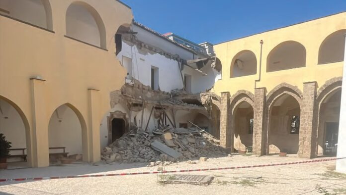 Crolla un'ala del complesso San Francesco delle Monache ad Aversa