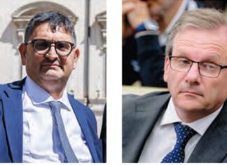 Campi Flegrei, hub bloccato dalla Regione. La struttura per gli sfollati non inserita nel piano di Protezione civile Gigi Manzoni (foto Roberto Monaldo LaPresse) e Fulvio Maria Soccodato (foto Mauro Scrabogna LaPresse)