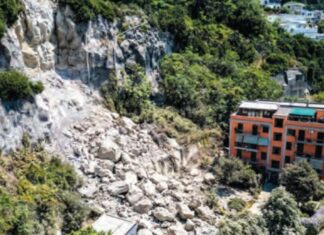 Campi Flegrei, scontro sugli emendamenti Fdi: “Negata la chance di avere 12 milioni” I danni provocati ai Campi Flegrei (foto LP)