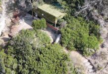 Abusivismo sull’isola della ricostruzione, a Ischia resort fantasma sulla costa a rischio frana Il cantiere del resort nella vegetazione a Ischia