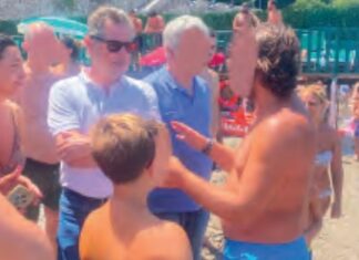 Napoli e il mare negato: 7 spiagge libere in una metropoli che si affaccia sul Golfo Il deputato Borrelli su un lido