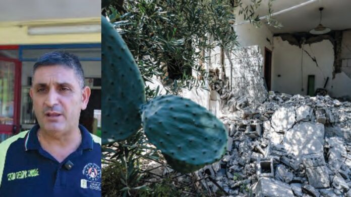 Il sindaco di Pozzuoli Luigi Manzoni ed una casa distrutta