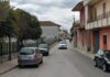 Vuole mandare via l’inquilina, litiga con il compagno e gli spara: lite a Villa Literno finisce a fucilate L'ingresso di via Gallinelle a Villa Literno