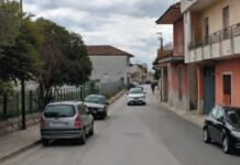 Vuole mandare via l’inquilina, litiga con il compagno e gli spara: lite a Villa Literno finisce a fucilate L'ingresso di via Gallinelle a Villa Literno