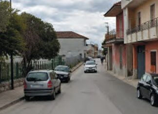 Vuole mandare via l’inquilina, litiga con il compagno e gli spara: lite a Villa Literno finisce a fucilate L'ingresso di via Gallinelle a Villa Literno