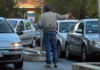 Parcheggiatore abusivo prende a bastonate la vettura dei vigili al Lido Nettuno di Torre Annunziata