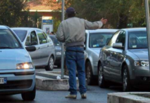 Parcheggiatore abusivo prende a bastonate la vettura dei vigili al Lido Nettuno di Torre Annunziata