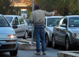 Parcheggiatore abusivo prende a bastonate la vettura dei vigili al Lido Nettuno di Torre Annunziata