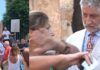 Pozzuoli, l’ira degli sfollati. Fischi e proteste all’arrivo del ministro Giuli: pensate solo alle pietre e non alle persone Proteste degli sfollati a Pozzuoli e il ministro Alessandro Giuli