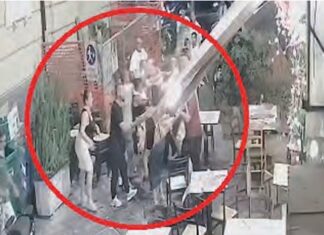Terrore in piazza Municipio a Napoli: scoppia la rissa, famiglie con bambini in fuga Rissa a Piazza Municipio a Napoli