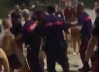 Rissa in spiaggia a Mondragone, caccia alle armi: perquisita l’abitazione di due fratelli Rissa sulla spiaggia a Mondragone
