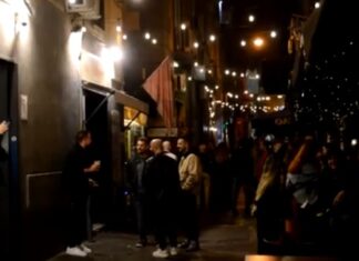 Movida a Napoli, guerra comitati-baretti. Fino a novembre divieto di vendita da asporto dalle 22.30 e chiusura anticipata, gli esercenti: “Così andremo sul lastrico” Movida