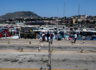 Bradisismo, rabbia per il porto di Pozzuoli. Via Roma e via Fasano restano interdette ai mezzi pesanti dopo il sisma I danni causati dal terremoto di magnitudo 4.7 ai Campi flegrei a Napoli