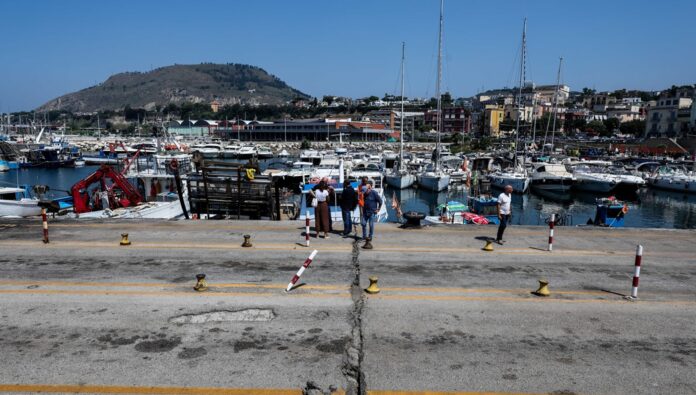 I danni causati dal terremoto di magnitudo 4.7 ai Campi flegrei a Napoli