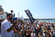 Terremoto, la rabbia degli sfollati a Pozzuoli: 2mila in protesta fino al porto, bloccata una banchina Manifestazione La Terra Trema Le Istituzioni Dormono a Napoli, Italia - 4 agosto 2026 - Cronaca -