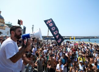 Terremoto, la rabbia degli sfollati a Pozzuoli: 2mila in protesta fino al porto, bloccata una banchina Manifestazione La Terra Trema Le Istituzioni Dormono a Napoli, Italia - 4 agosto 2026 - Cronaca -