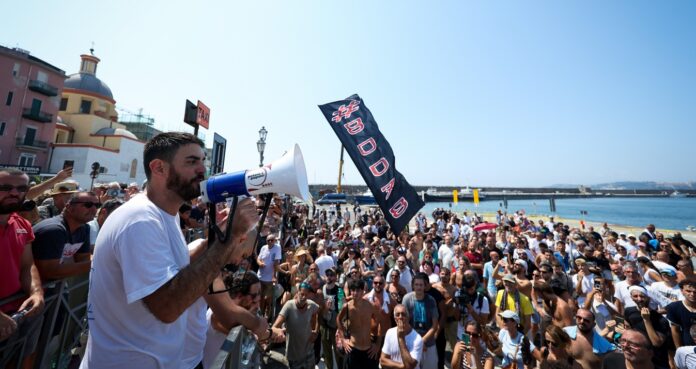 Manifestazione La Terra Trema Le Istituzioni Dormono a Napoli, Italia - 4 agosto 2026 - Cronaca -