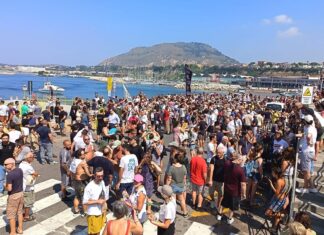 Campi Flegrei, in 10mila firmano per la svolta: “Subito legge speciale e stato di emergenza” Protesta a Pozzuoli (foto LP)