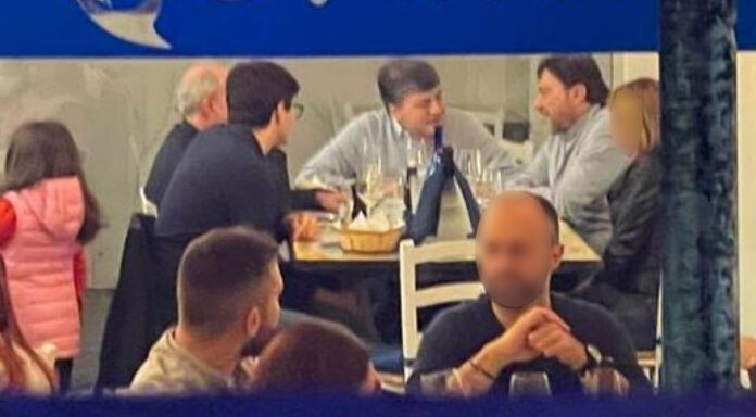 Sigfrido Ranucci e Valter Lavitola fotografati in un ristorante