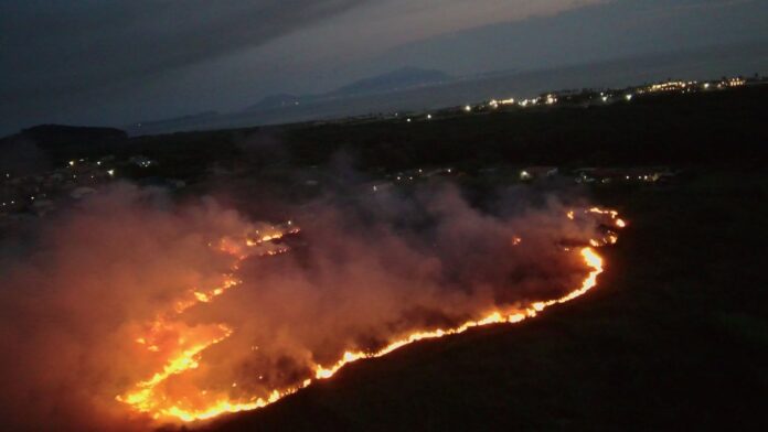 Incendio all'ex base Nato di Licola