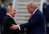 Ucraina, segnali di pace tra Trump e Putin: “L’Europa non sarà attaccata” FILE - U.S. President Donald Trump greets Russian President Vladimir Putin, Aug. 15, 2025, at Joint Base Elmendorf-Richardson, Alaska. (AP Photo/Julia Demaree Nikhinson, File)