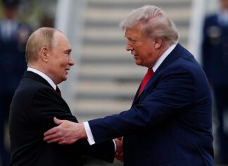Ucraina, segnali di pace tra Trump e Putin: “L’Europa non sarà attaccata” FILE - U.S. President Donald Trump greets Russian President Vladimir Putin, Aug. 15, 2025, at Joint Base Elmendorf-Richardson, Alaska. (AP Photo/Julia Demaree Nikhinson, File)