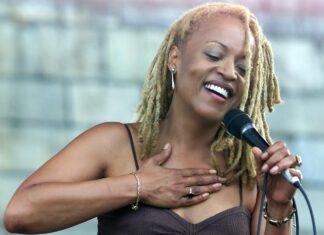 Addio a Cassandra Wilson, la regina del jazz. Ma sulla morte è mistero FILE - Cassandra Wilson performs at the JVC Jazz Festival in Newport, R.I., on Aug. 10, 2003. (AP Photo/Stew Milne, File) Associated Press / Lapresse Only italy and spain