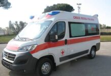 Precipita nel vuoto e muore a 13 anni. Dramma nella notte a Melito, si pensa al gesto volontario Ambulanza
