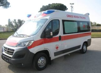Sant’Agnello, perde il controllo dello scooter: morto a 20 anni Ambulanza