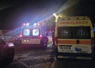Schianto a Castel Volturno, morto anche il 20enne in bici: per il 41enne alla guida si ipotizza il reato di duplice omicidio stradale Ambulanze nella notte