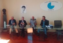 America’s Cup, Napoli accoglie Luna Rossa: “Mostreremo al mondo il vero volto della città” Da sinistra il presidente del circolo Remo e Vela Italia Roberto Mottola, il sindaco di Napoli Gaetano Manfredi, Max Sirena e il presidente dell'Ordine dei Giornalisti della Campania Ottavio Lucarelli.