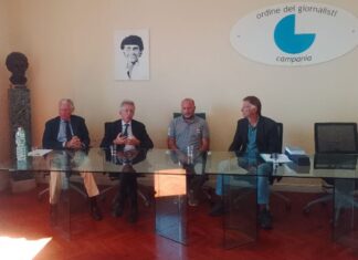 America’s Cup, Napoli accoglie Luna Rossa: “Mostreremo al mondo il vero volto della città” Da sinistra il presidente del circolo Remo e Vela Italia Roberto Mottola, il sindaco di Napoli Gaetano Manfredi, Max Sirena e il presidente dell'Ordine dei Giornalisti della Campania Ottavio Lucarelli.