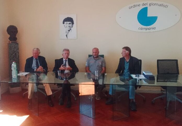 Da sinistra il presidente del circolo Remo e Vela Italia Roberto Mottola, il sindaco di Napoli Gaetano Manfredi, Max Sirena e il presidente dell'Ordine dei Giornalisti della Campania Ottavio Lucarelli.